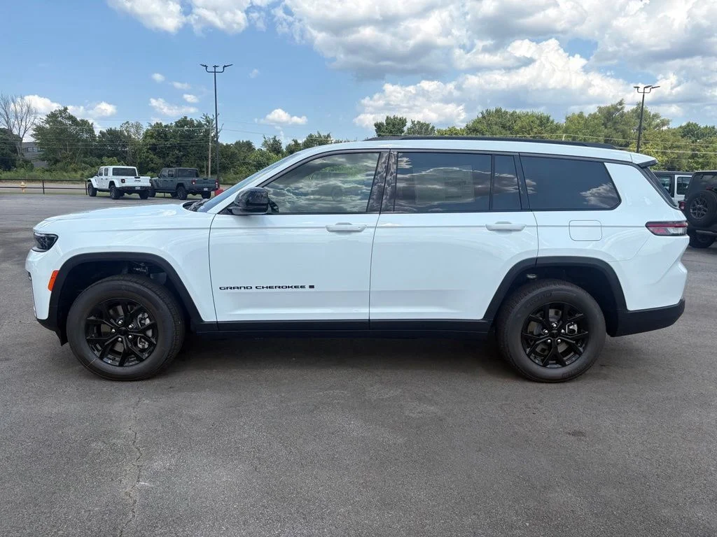 New 2026 Bright White Clear-Coat Exterior Paint Jeep Altitude image 4
