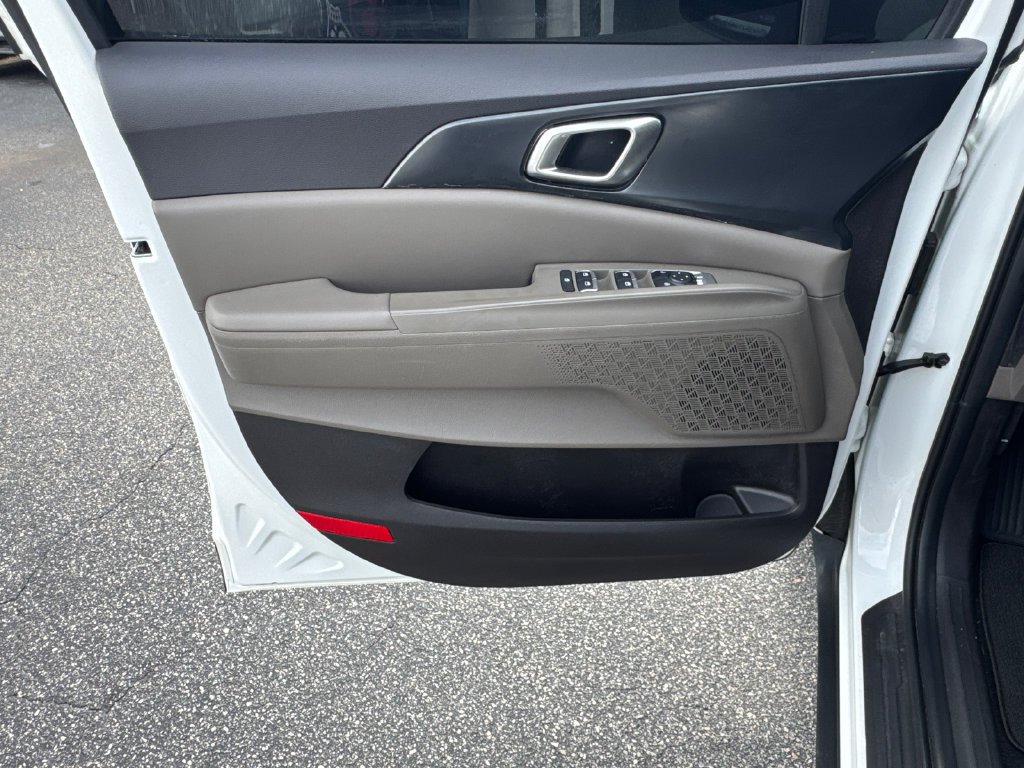 Used 2025 White Kia LXS image 10