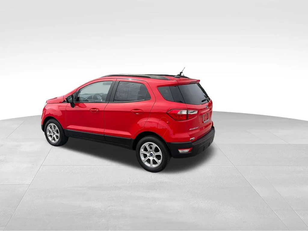 Used 2021 Red Ford SE image 4
