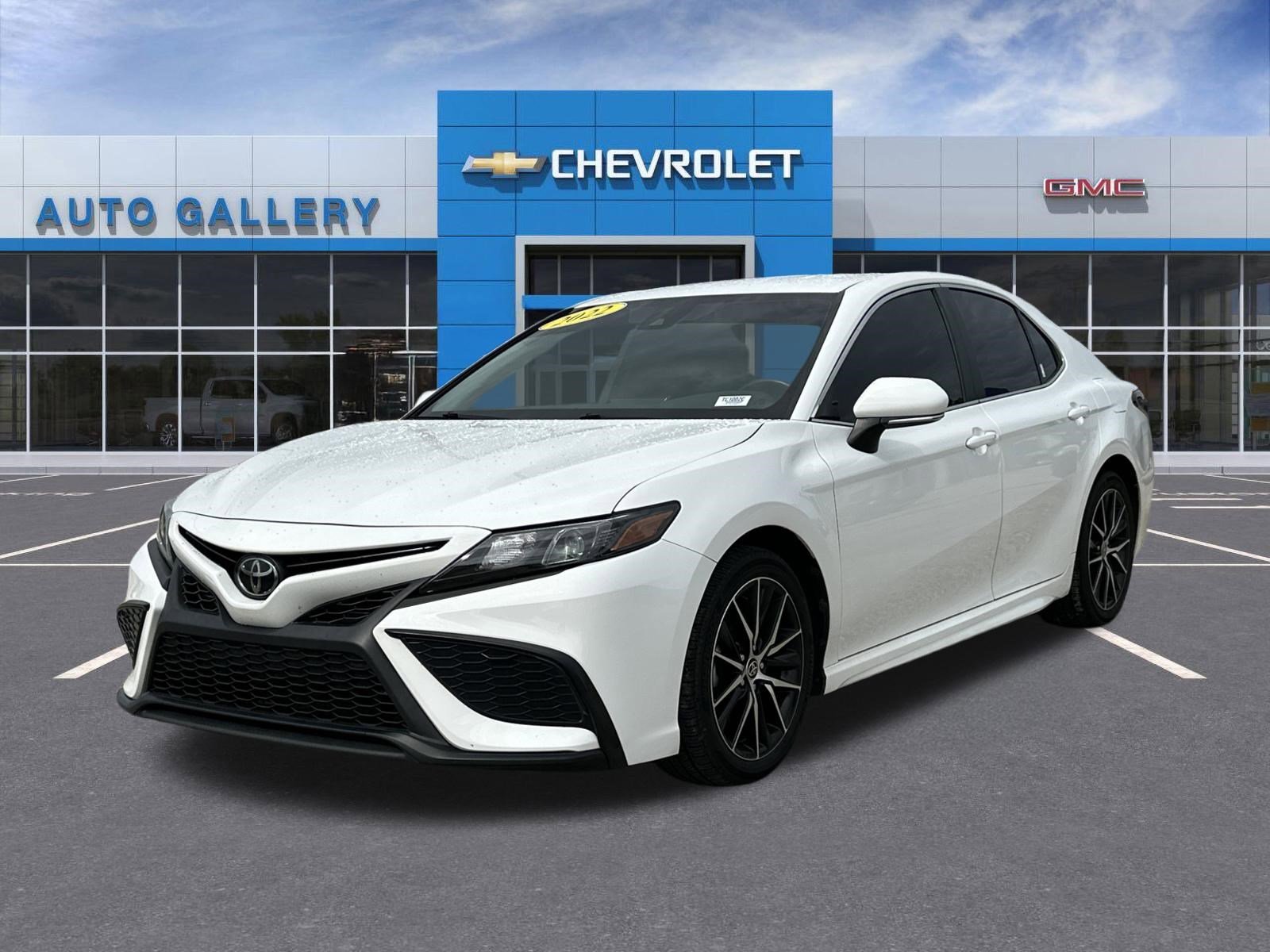 2022 Toyota Camry SE's photo