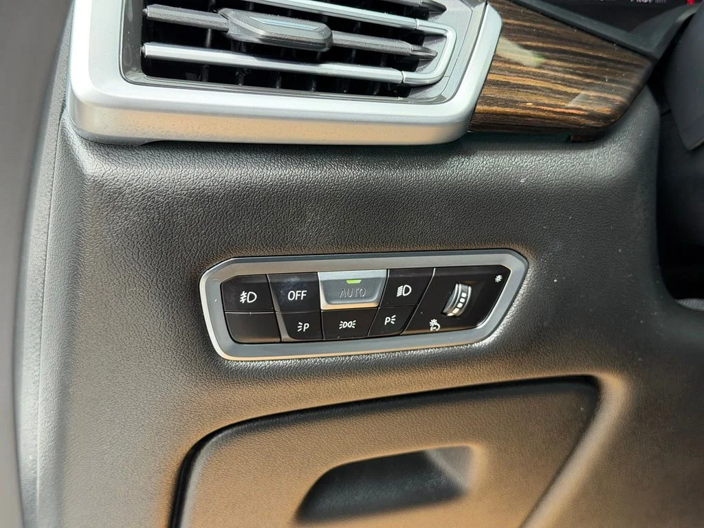 Used 2019 White BMW xDrive40i image 25