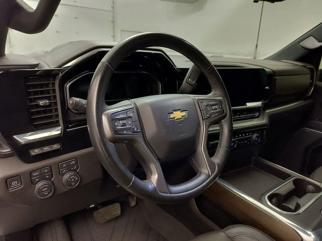 Used 2024 Iridescent Pearl Tricoat Chevrolet High Country image 4
