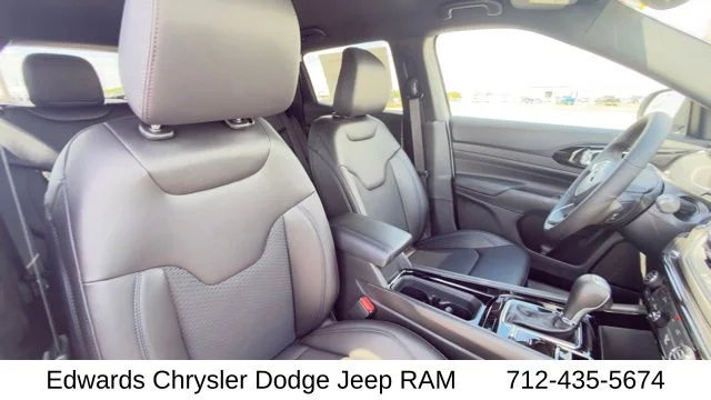 New 2026 White Jeep Latitude image 39