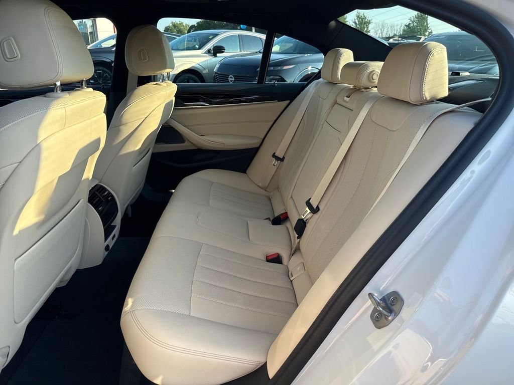 Used 2023 Alpine White BMW 540i xDrive w/premium pkg image 28