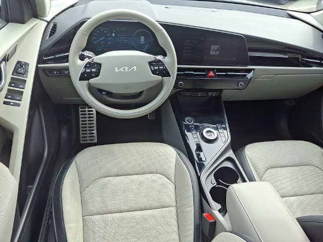 Used 2023 White Kia Wave image 13