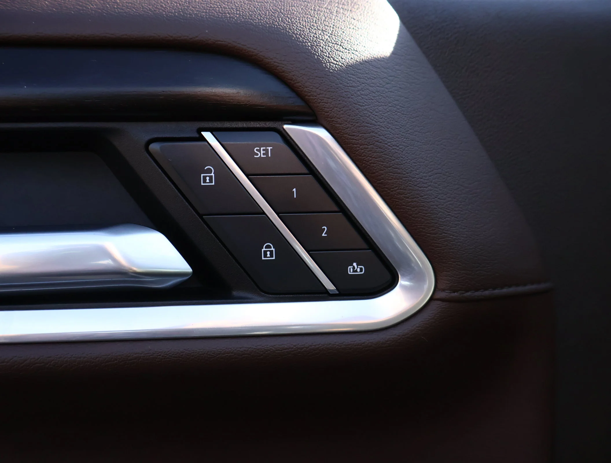 Used 2025 White Frost Tricoat GMC Denali image 9