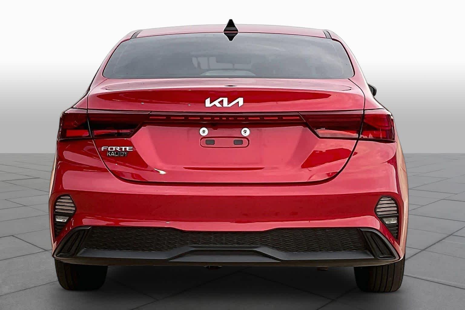 Used 2024 Currant Red Kia LXS image 4