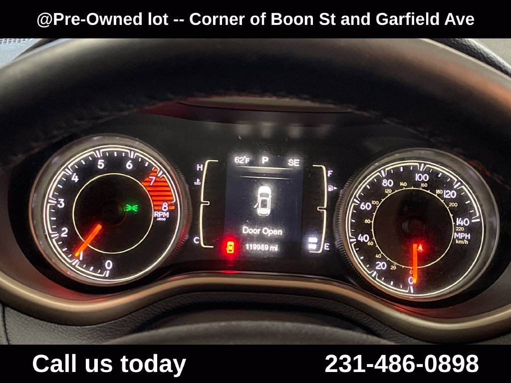 Used 2016  Jeep LATITUDE image 21
