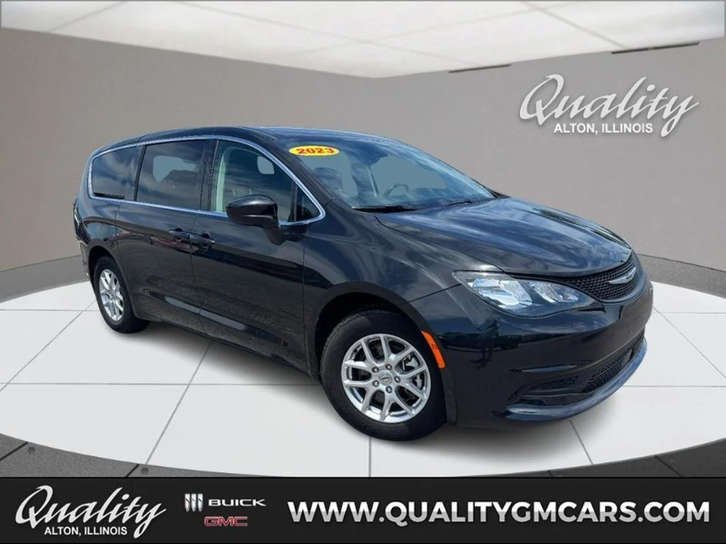 Used 2023  Chrysler LX image 1
