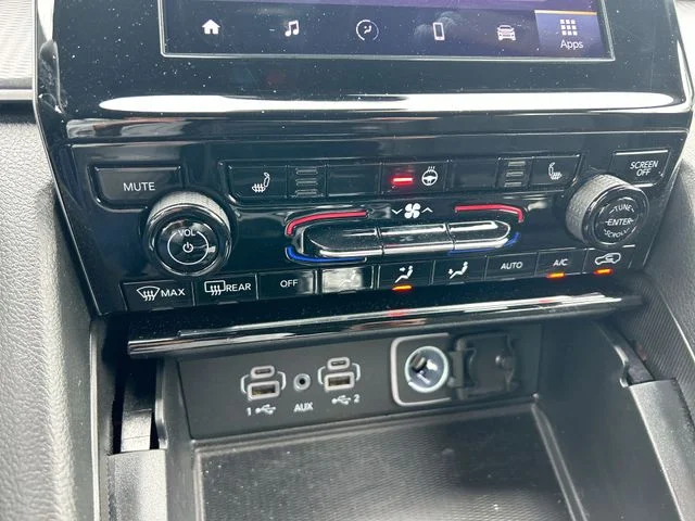 Used 2025 White/off-white Jeep Laredo X image 24