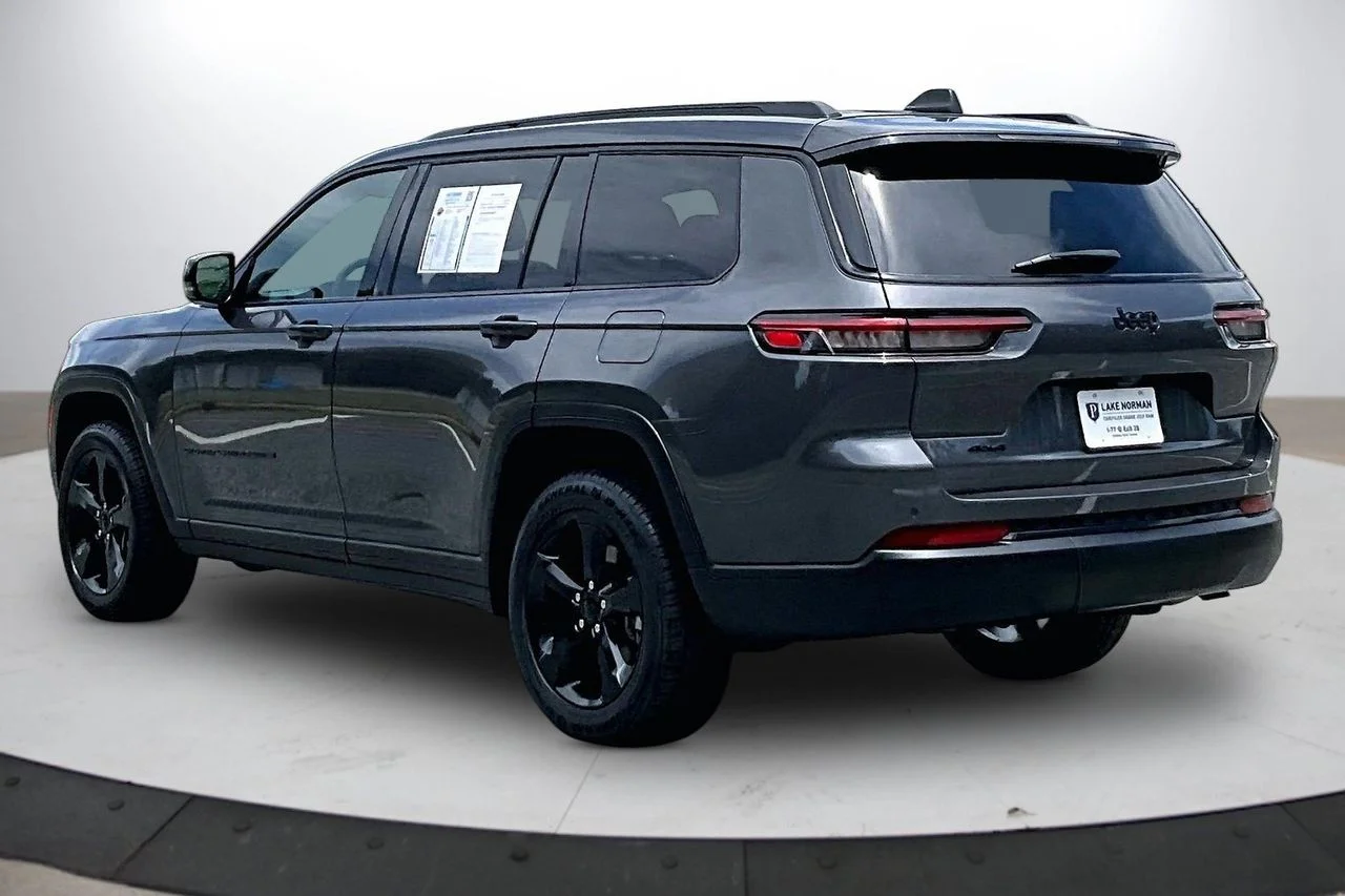 Used 2023 Gray Jeep Altitude image 7
