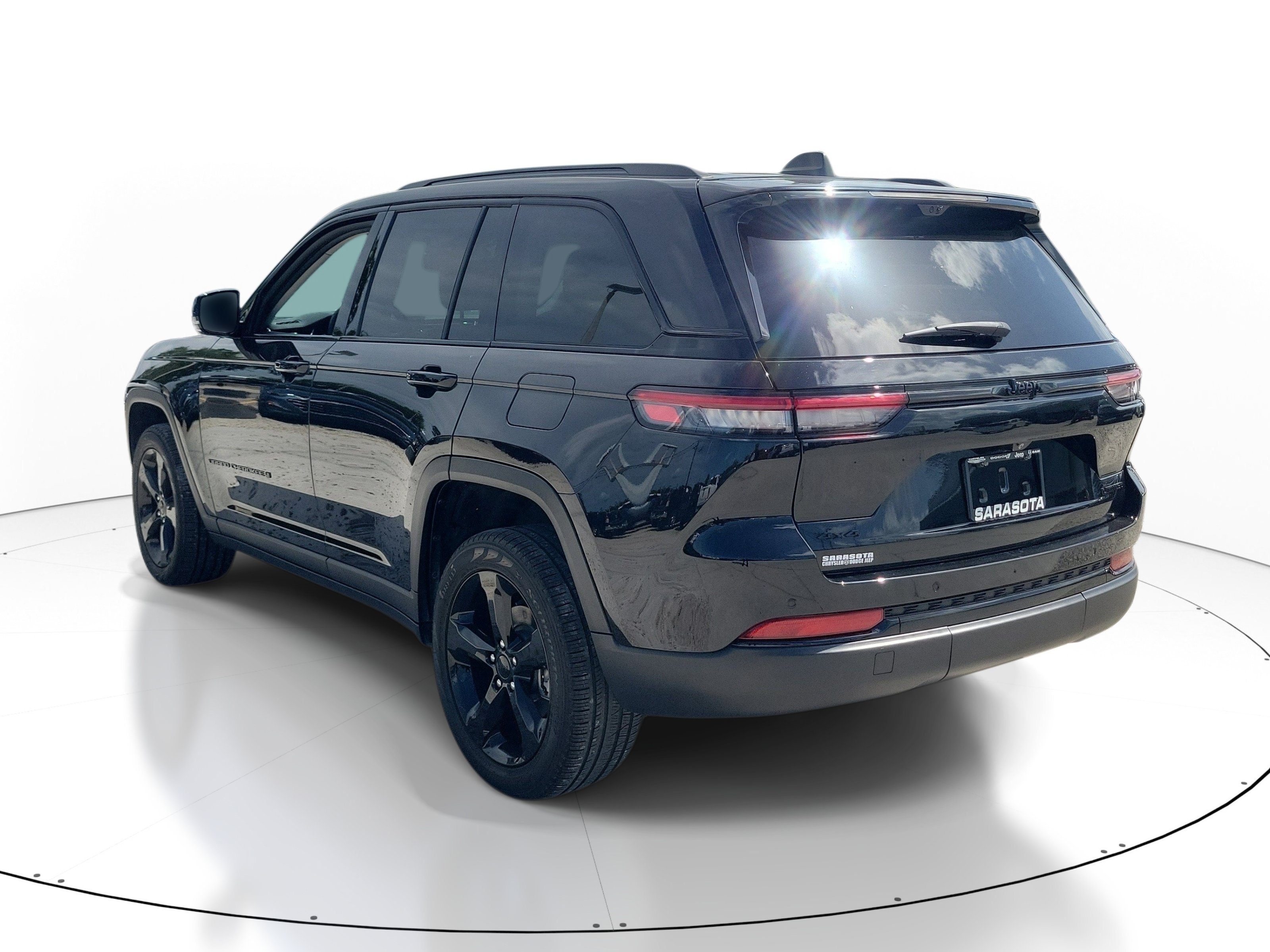 Used 2024 Diamond Black Crystal Pearlcoat Jeep Limited image 4