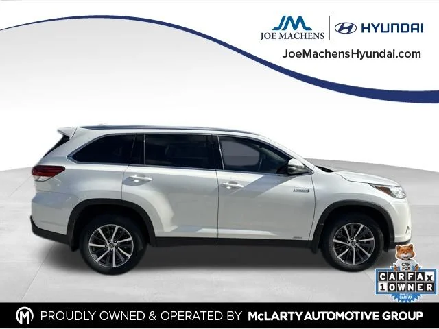 Used 2019 White Toyota XLE image 3