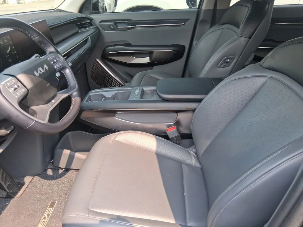 Used 2024 Black Kia Light Long Range image 11