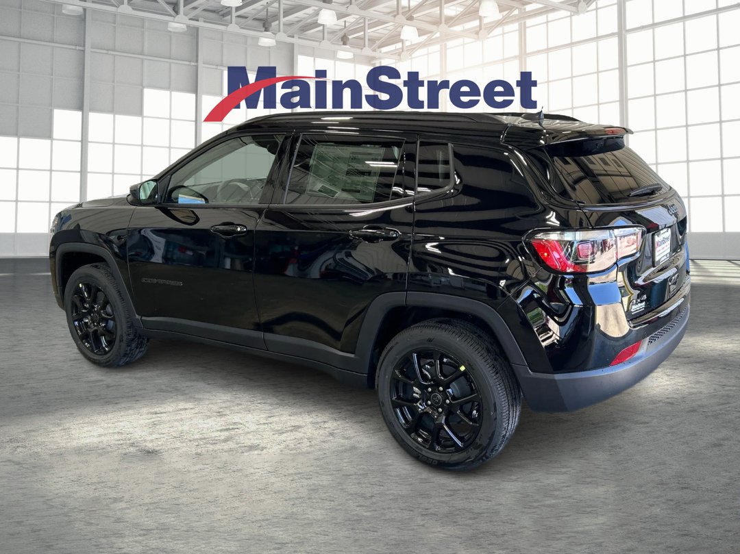New 2026 Diamond Black Crystal Pearl-Coat Exterior Paint Jeep Latitude image 3