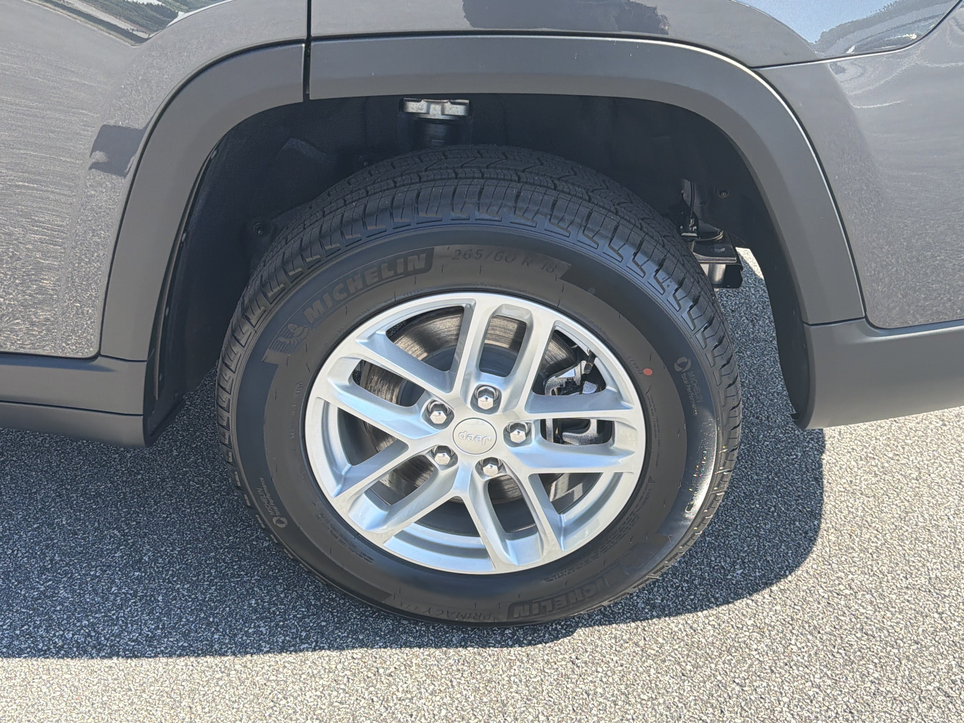 New 2026 Baltic Gray Metallic Clear-Coat Exterior Paint Jeep Laredo image 24