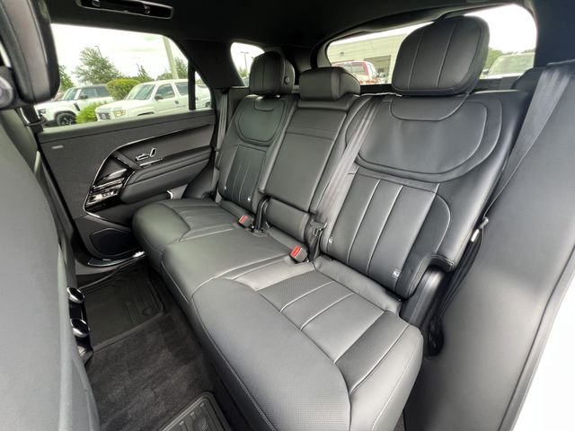New 2026 Fuji White Land Rover Dynamic SE image 13
