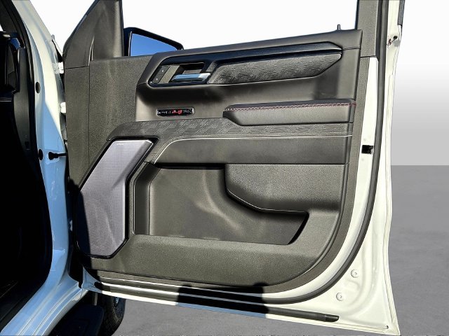 Used 2022 White GMC AT4X image 32