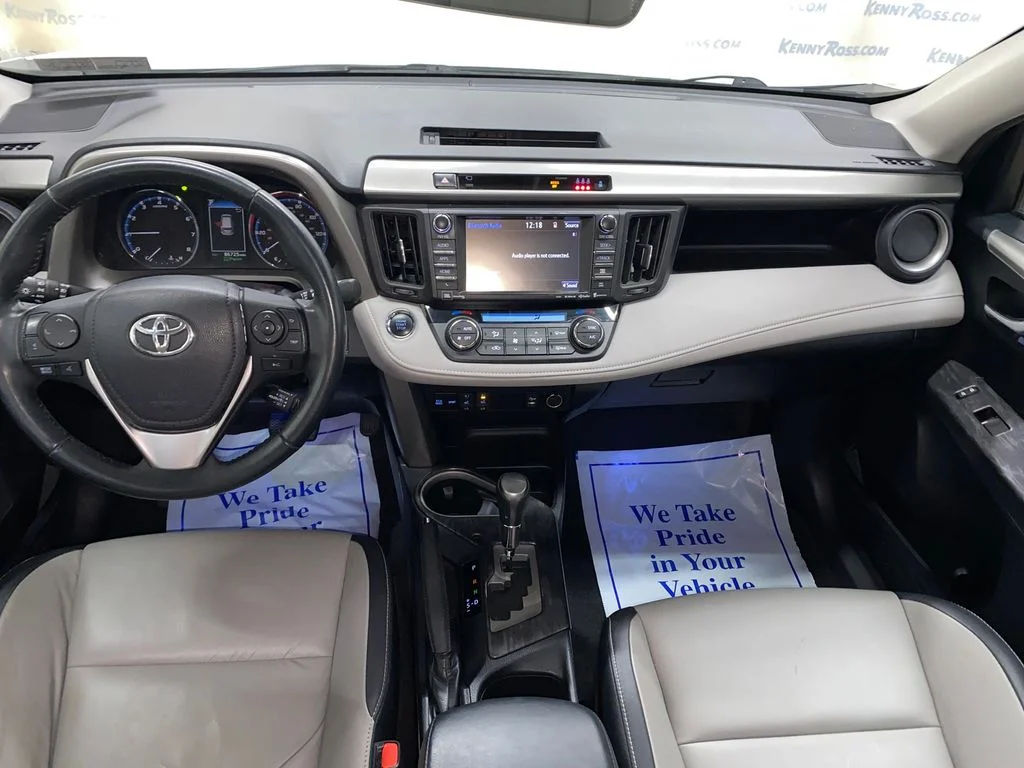 Used 2017 White Toyota Platinum image 28