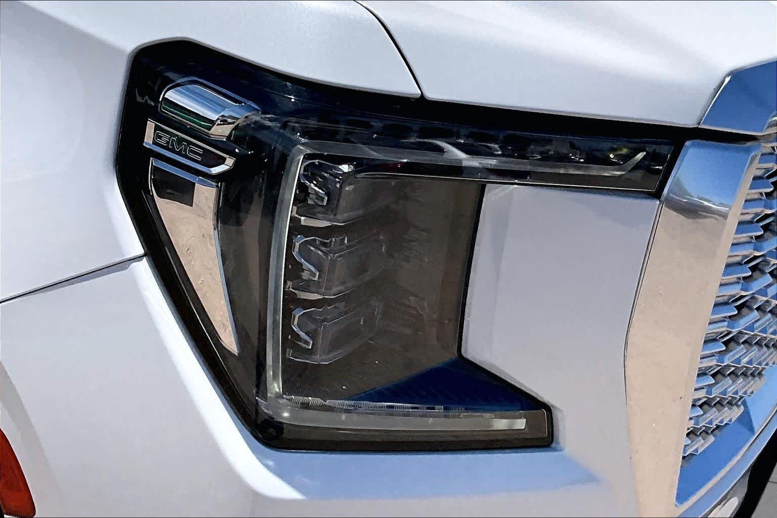 Used 2022 White Frost Tricoat GMC Denali image 25