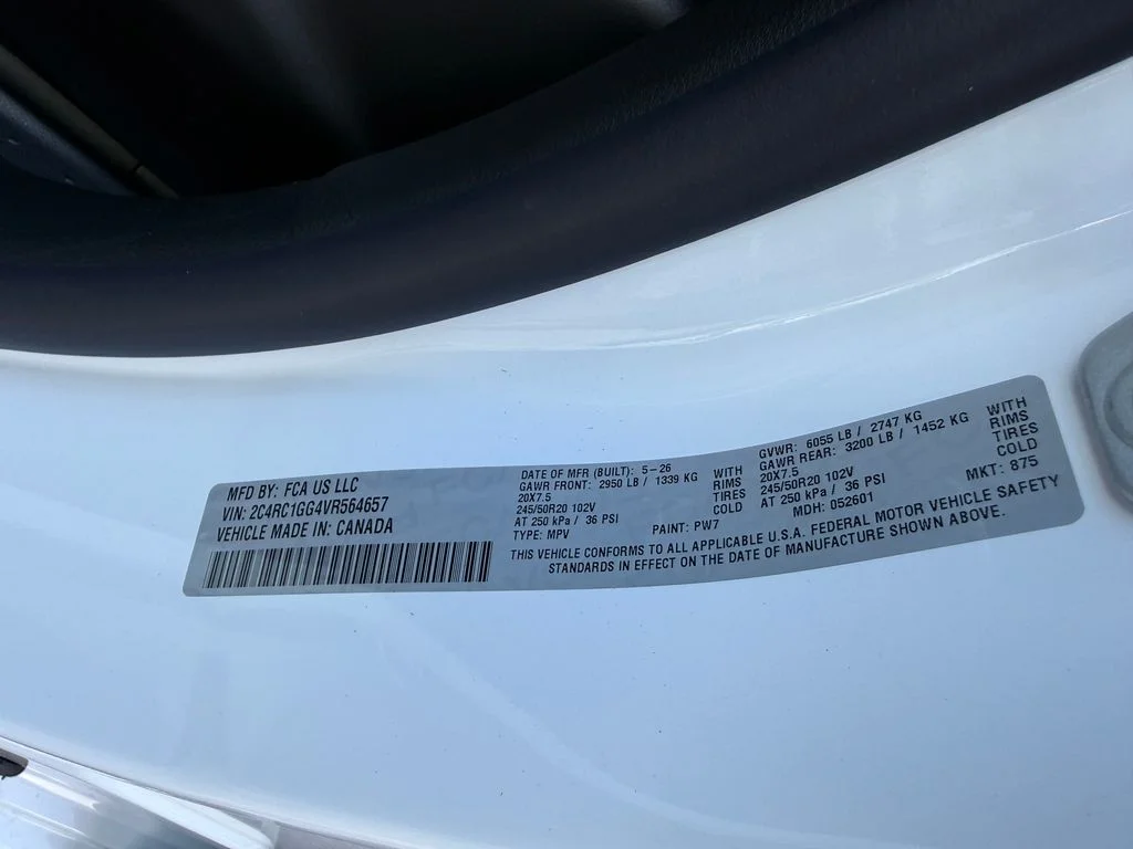 New 2027 Bright White Clear-Coat Exterior Paint Chrysler Limited image 23