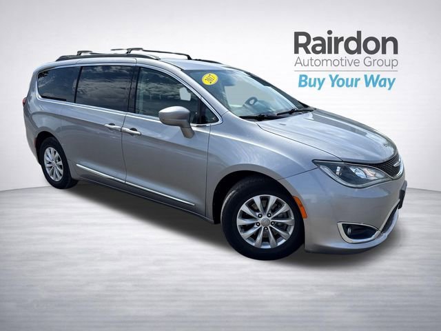 2017 Chrysler Pacifica Touring-L's photo