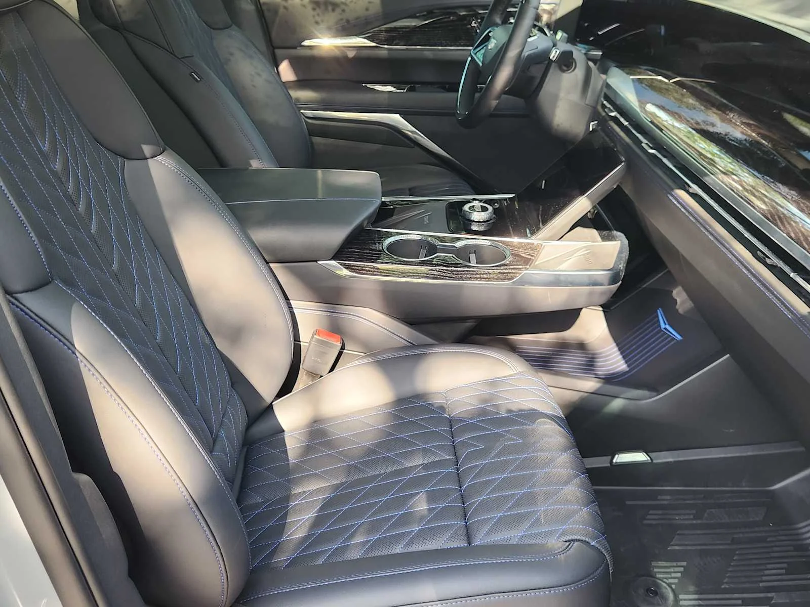 New 2026 Luna Metallic Cadillac Luxury image 9