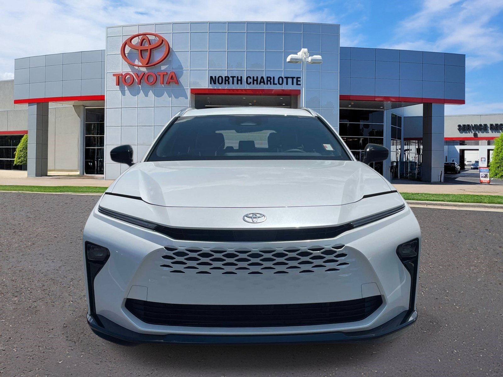 Used 2025 Oxygen White Toyota XLE image 2