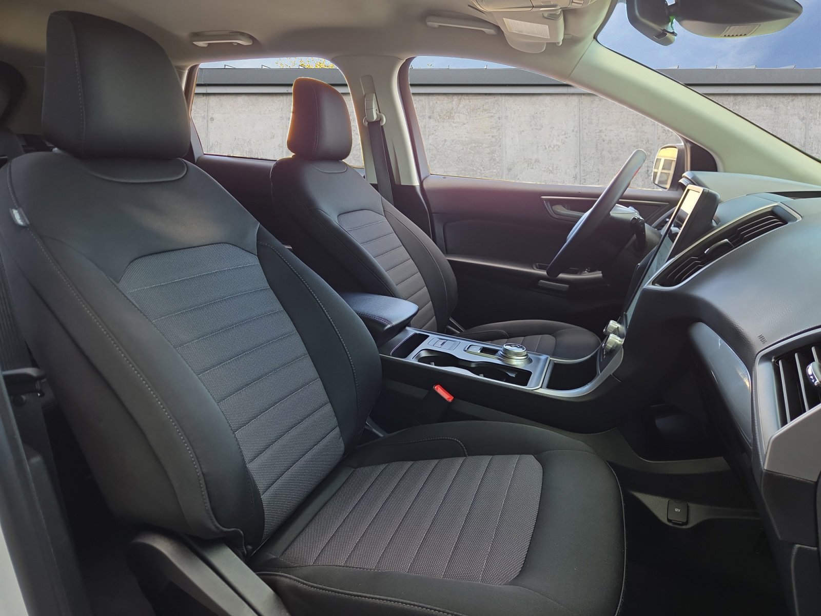 Used 2022 Oxford White Ford SE image 15