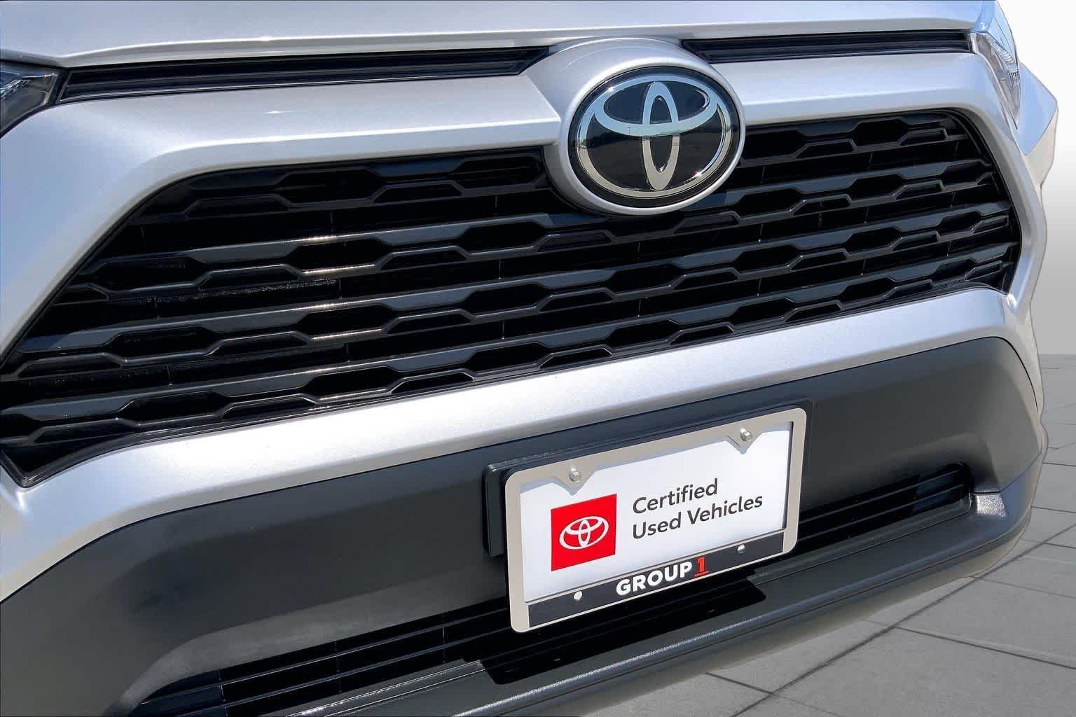 Used 2022 Silver Sky Metallic Toyota XLE Premium image 29