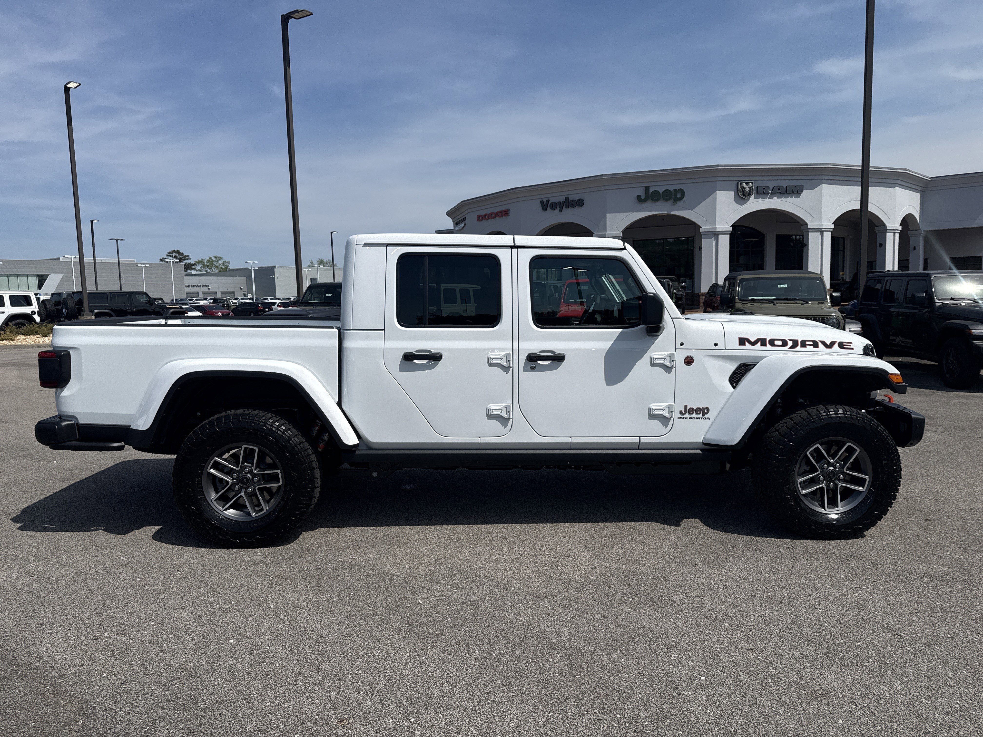 New 2026 Bright White Clear-Coat Exterior Paint Jeep Mojave X image 8
