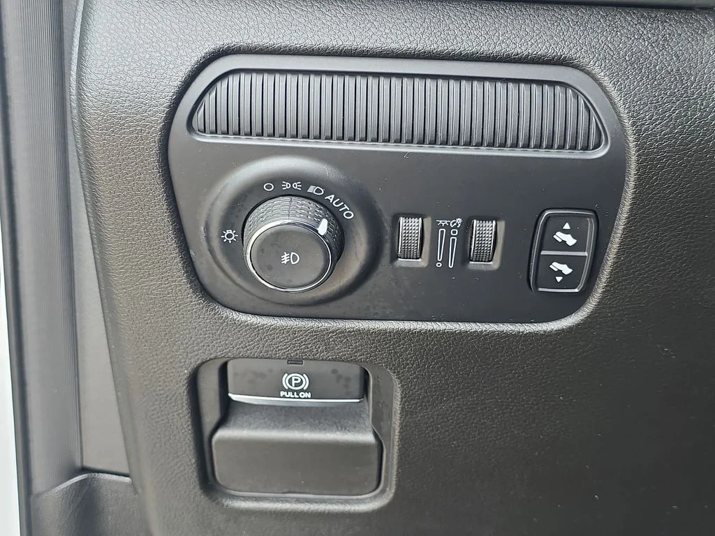 Used 2023 White Jeep Base image 21