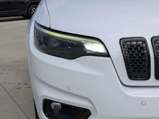 Used 2023 White Jeep Altitude image 10