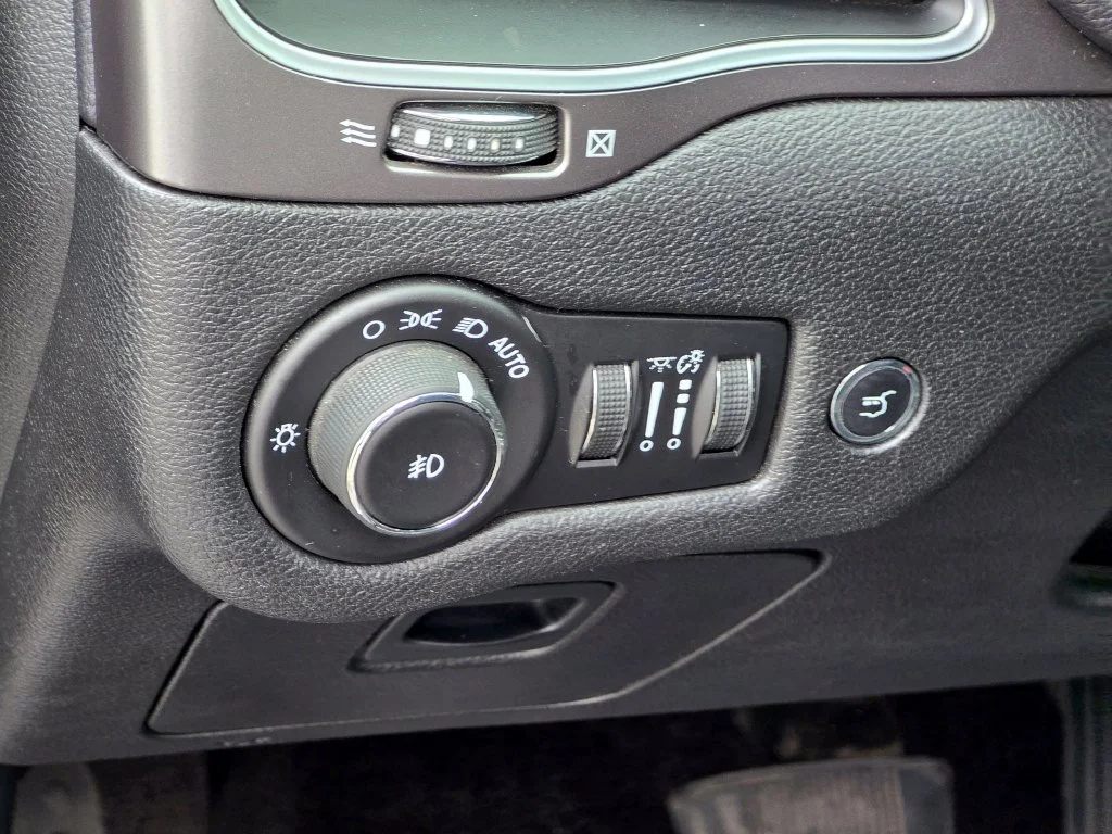 Used 2019 Gray Jeep Latitude Plus image 36