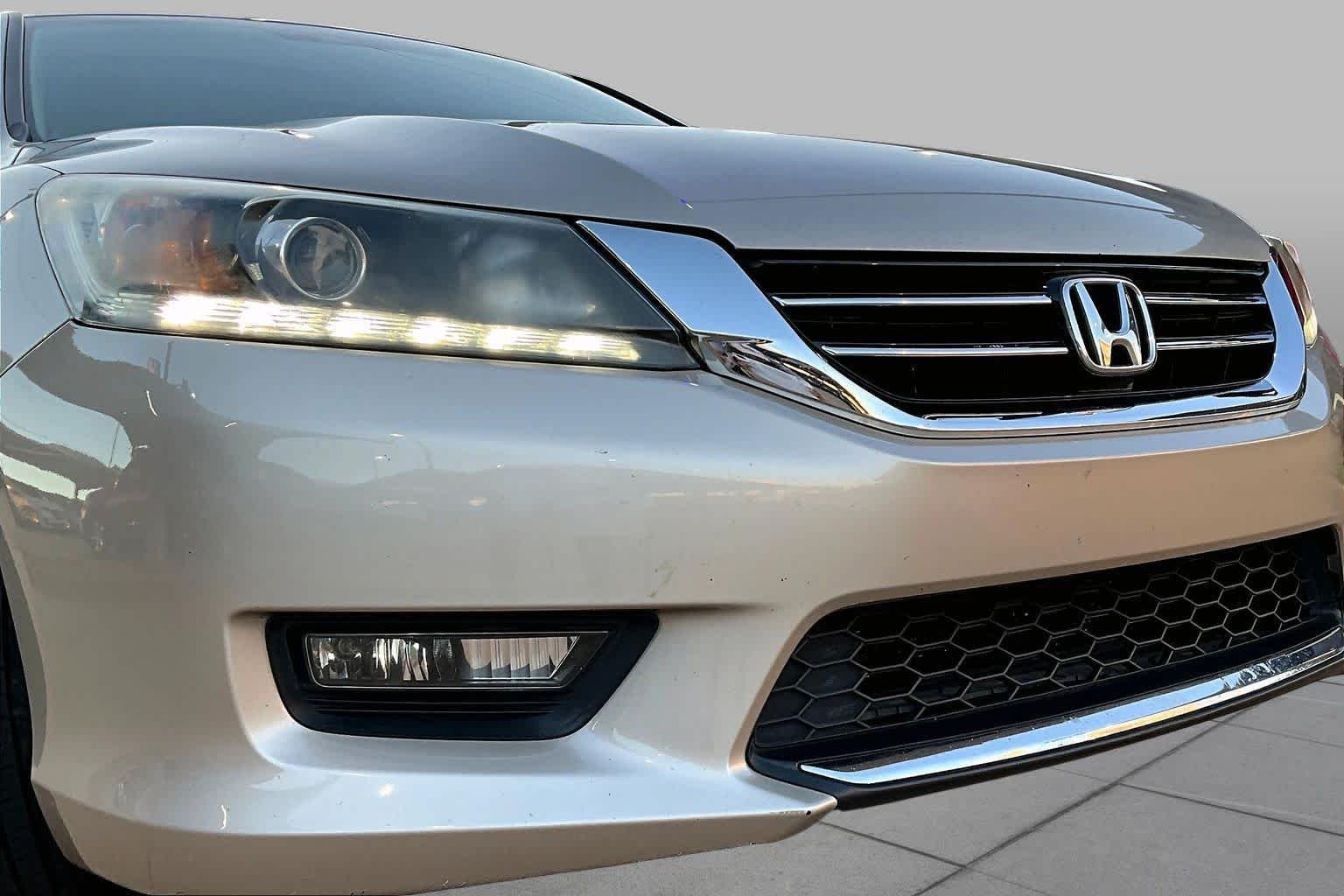 Used 2015 Champagne Frost Pearl Honda EX-L image 29