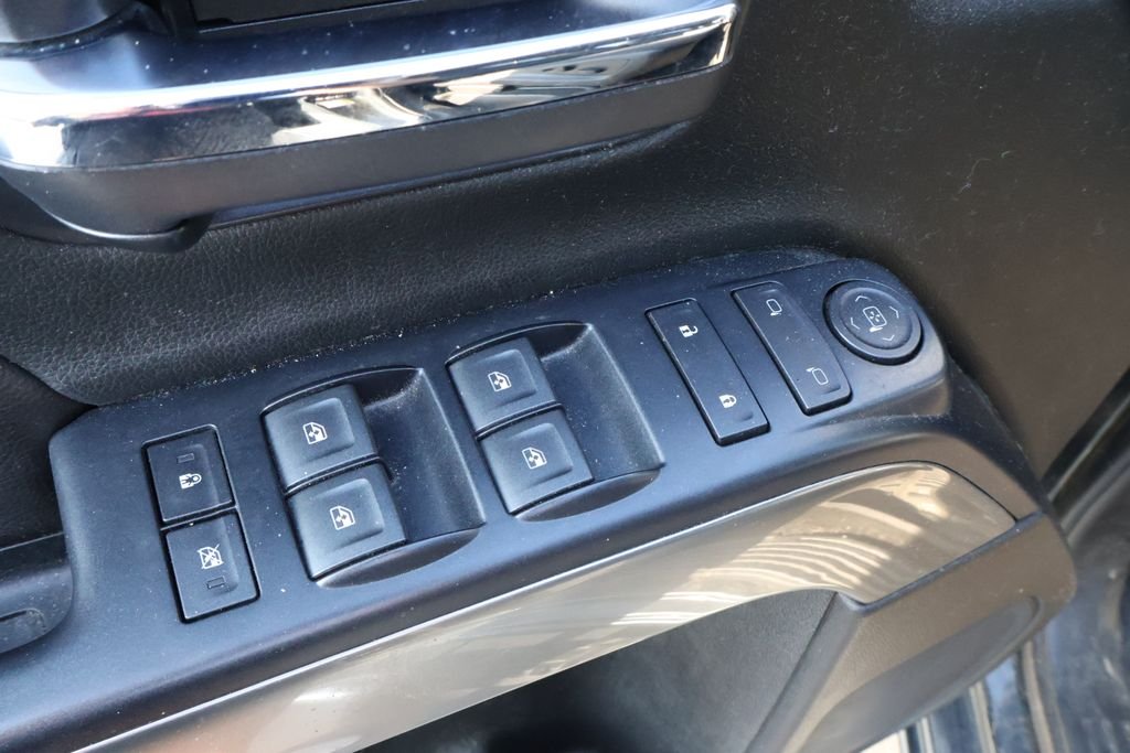 Used 2018 GRAPHITE METALLIC Chevrolet LT image 15