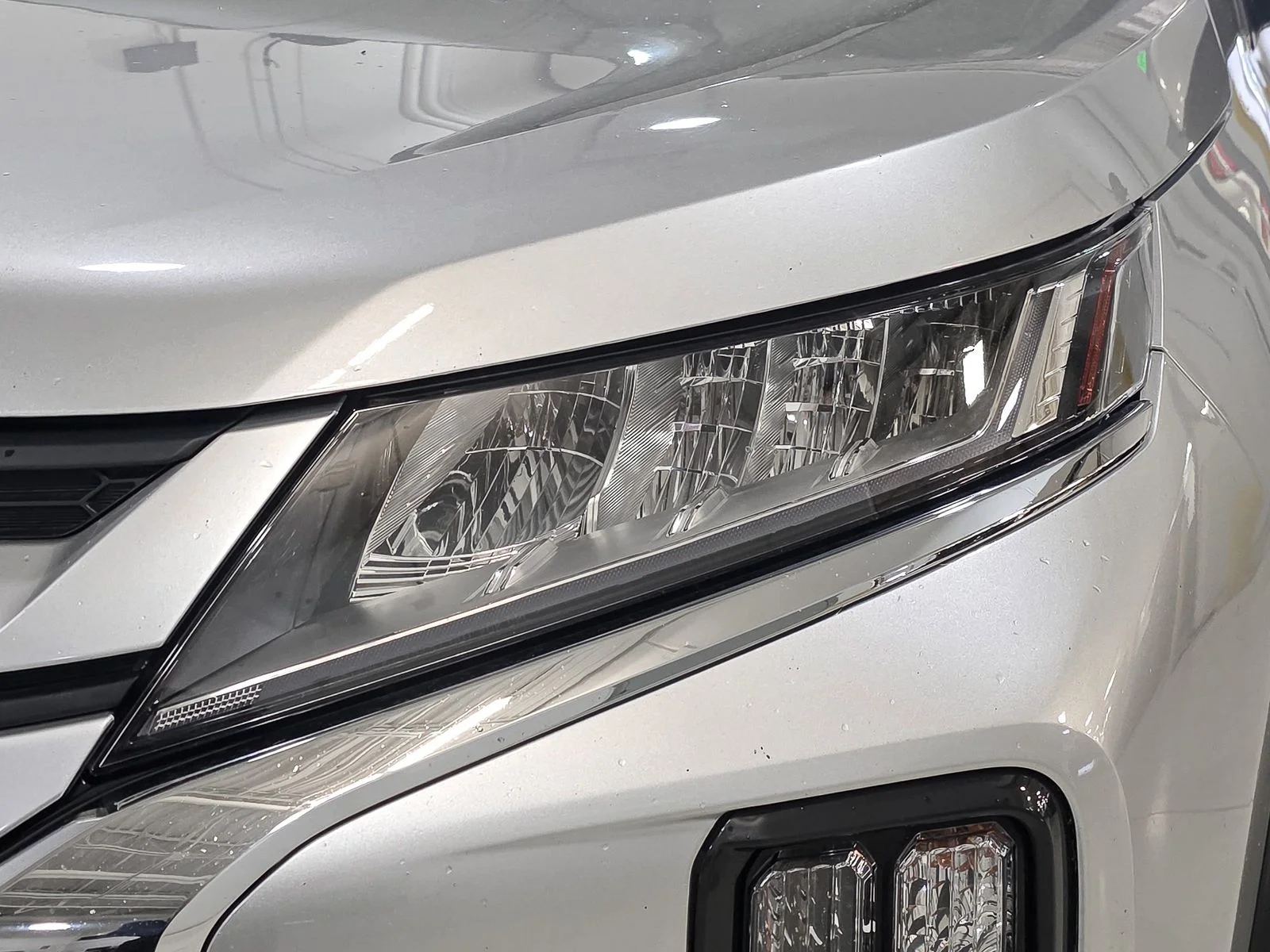 Used 2024  Mitsubishi  image 14