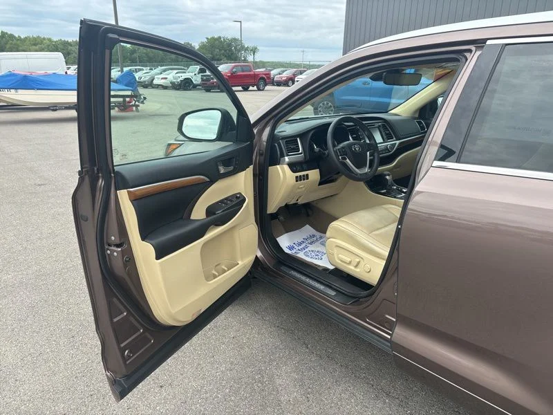 Used 2017 Brown Toyota Limited image 25