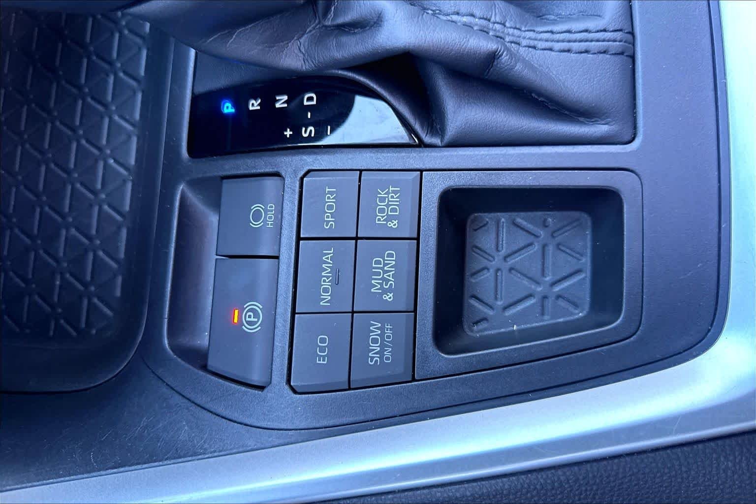 Used 2019 Midnight Black Metallic Toyota XLE Premium image 35