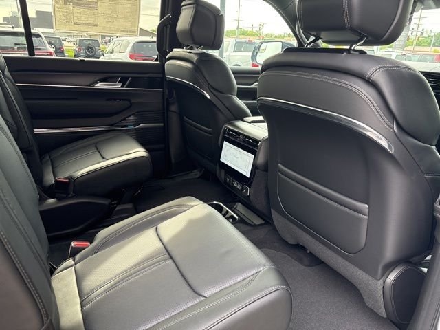 New 2026 Bright White Clear-Coat Exterior Paint Jeep Summit Obsidian image 18