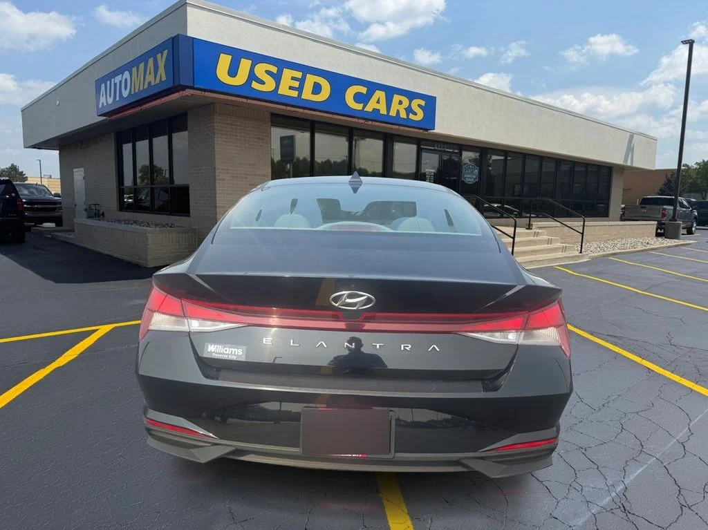 Used 2022 Phantom Black Hyundai SE image 6