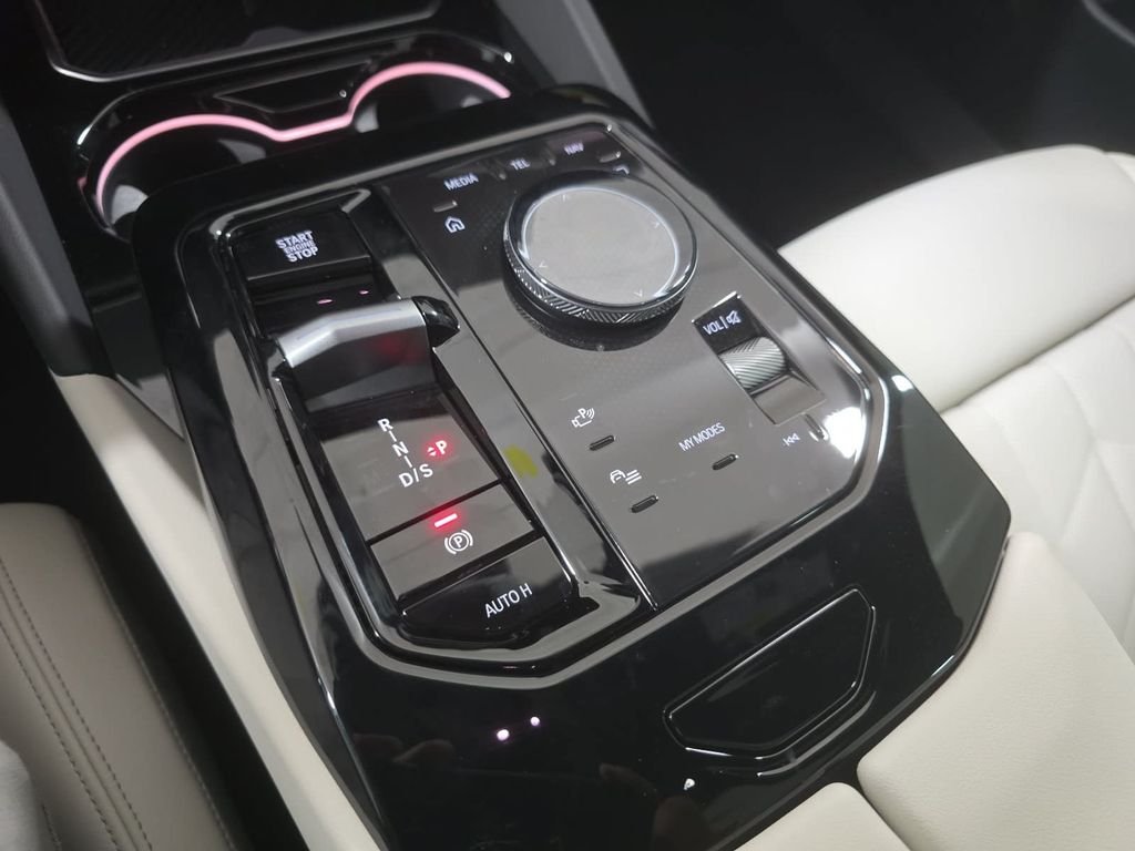 New 2027 Mineral White Metallic BMW 550e xDrive image 11