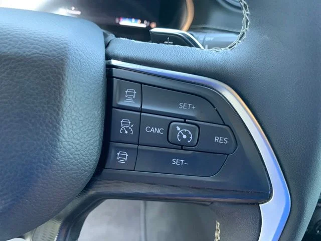 Used 2025 White Jeep Altitude image 28