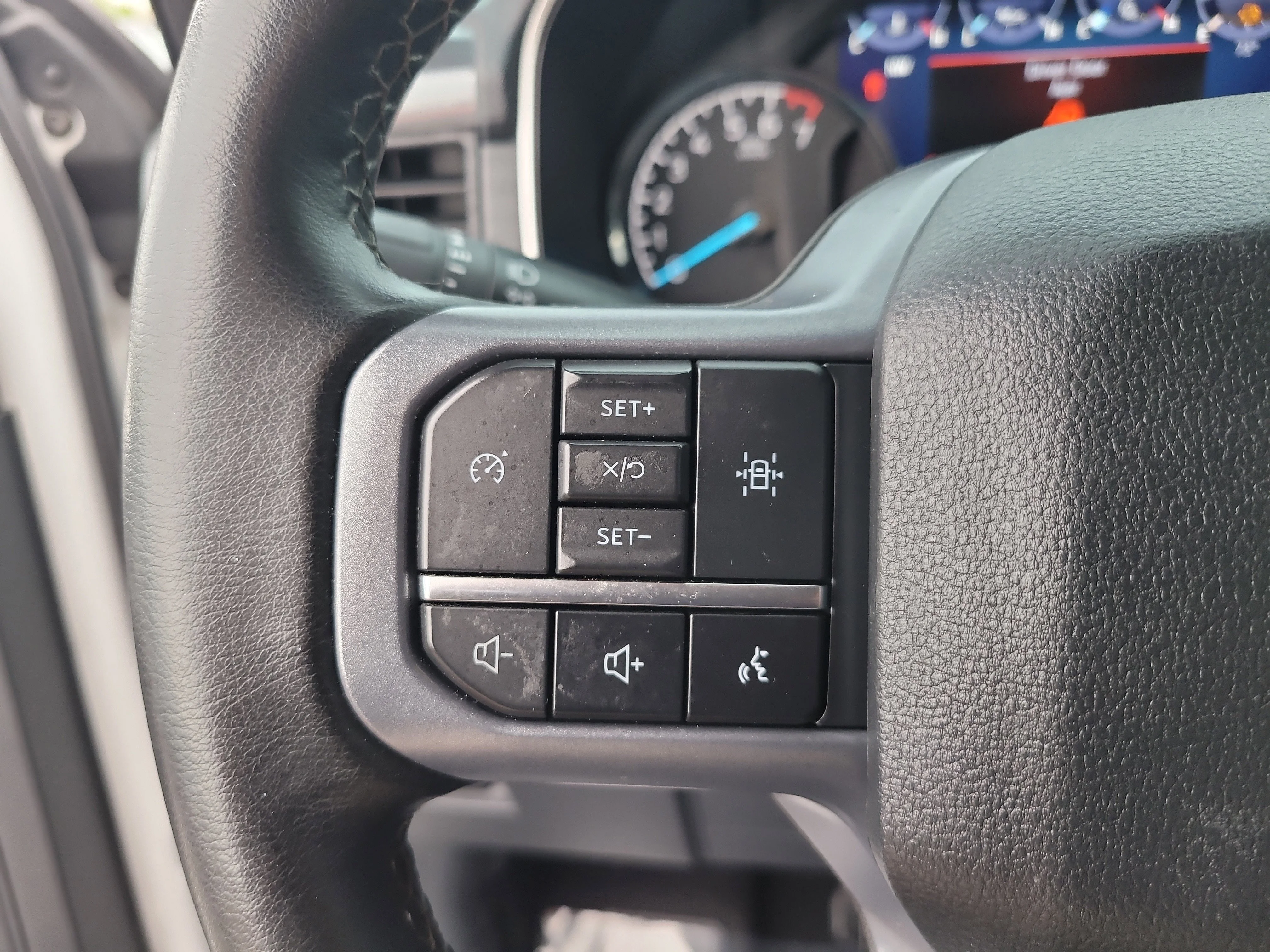 Used 2023 Oxford White Ford XLT image 27