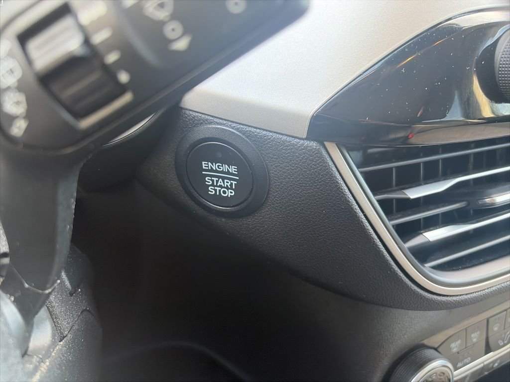 Used 2022 Silver Ford SE image 30