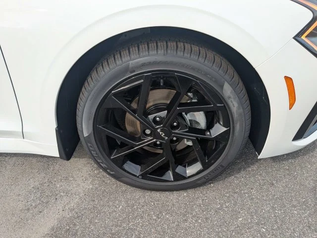 New 2027 Snow White Pearl Kia GT-Line image 11