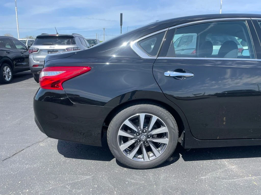 Used 2017 Super Black Clearcoat Nissan 2.5 SV image 25