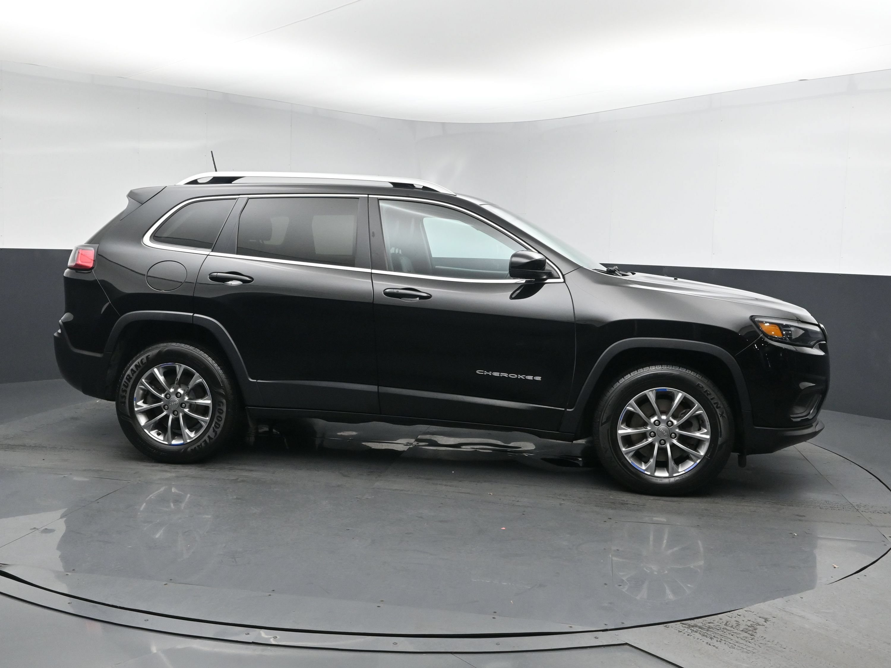 Used 2019 Diamond Black Crystal Pearlcoat Jeep Latitude Plus image 3
