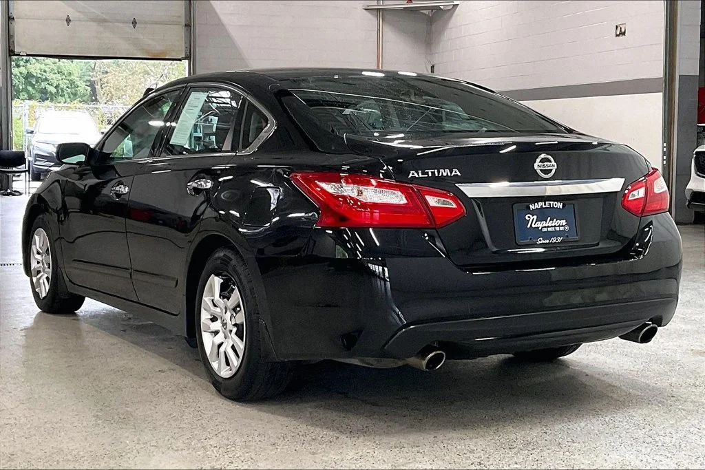 Used 2016 Black Nissan 2.5 S image 9