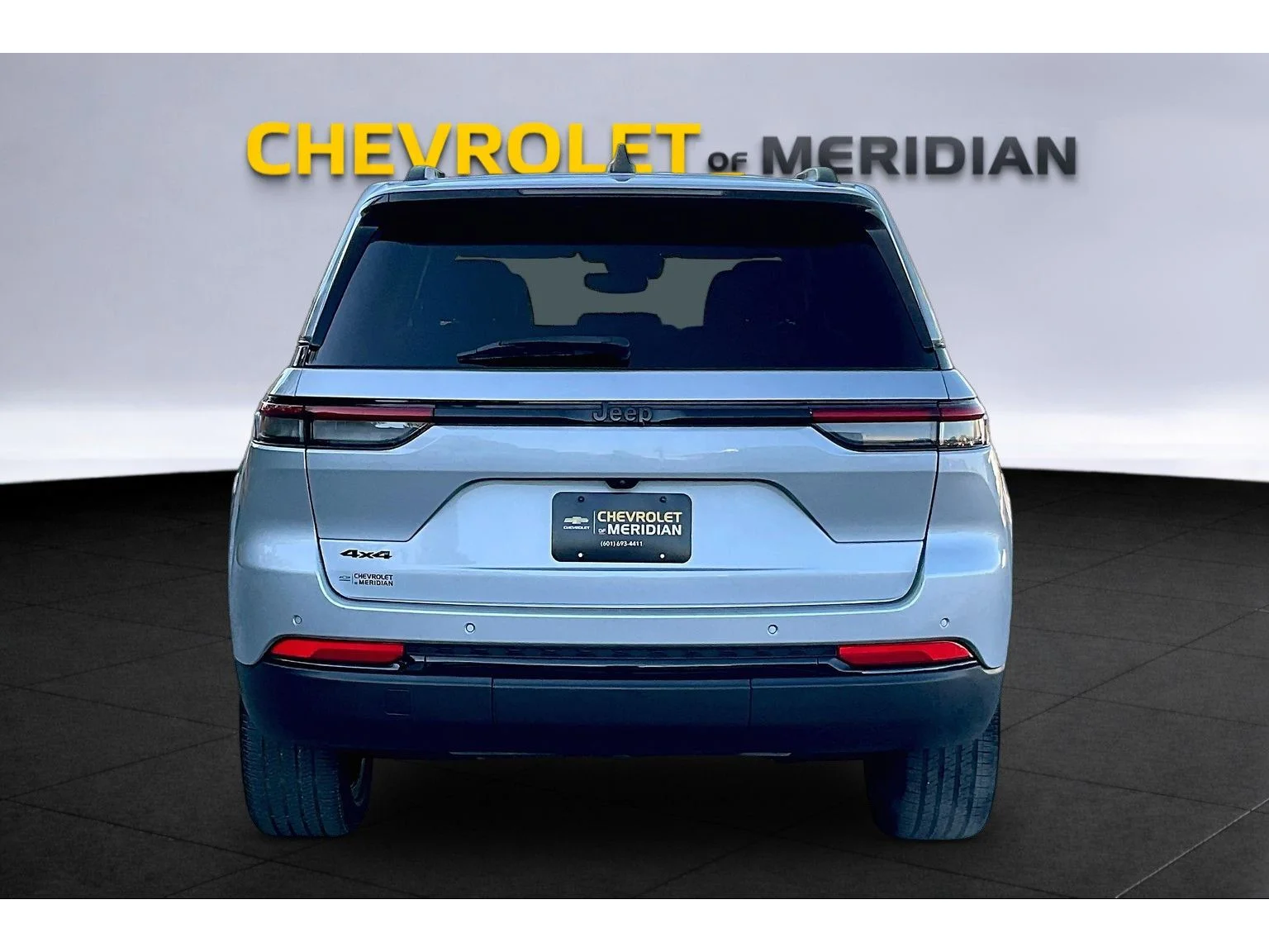 Used 2023 Silver Jeep Altitude image 4